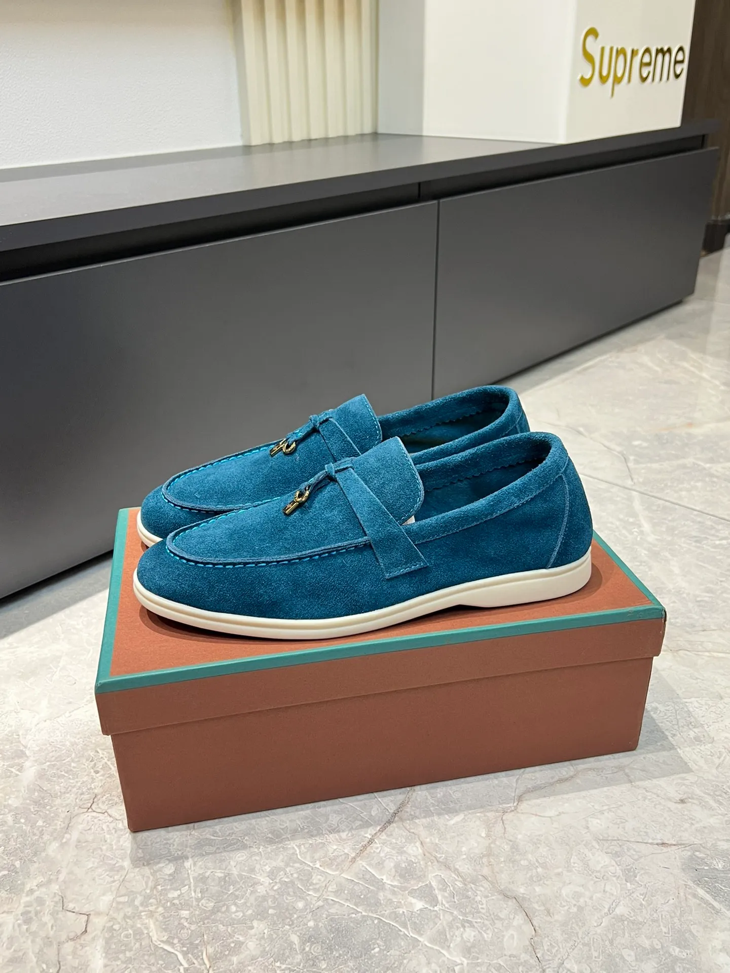 Men's shoes 💰p360 "Loro men's shoes 💰pian'*" Classic L men's shoes for couples 💰p Top version British flat loafers, a must-have item in old money style, the minimalist design is eye-catching and durable, a plus point for dressing The soft foot feel and texture are outstanding. They don’t scratch your feet and are very nice. They are matched with soft and waxy soles. They can be worn daily for a long time without getting tired. They are easy to wear, versatile and classic items, with perfect foot feel and texture! Imported cashmere fabric, the lining is made of imported A-grade water-dyed cow lining, the top version of the genuine leather midsole is sewn with pure handmade mark thread! Size: Female 35-40 (34. Customized) Male 38-44 (45.46. Customized)